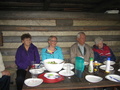 Kaari, Helena, Tapio ja Anja ovat maistelleet pöydän antimia.
