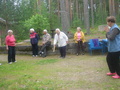 Mirja, Anja, Tapio, Aila ja Kaari seuraavat kun Anneli heittää.